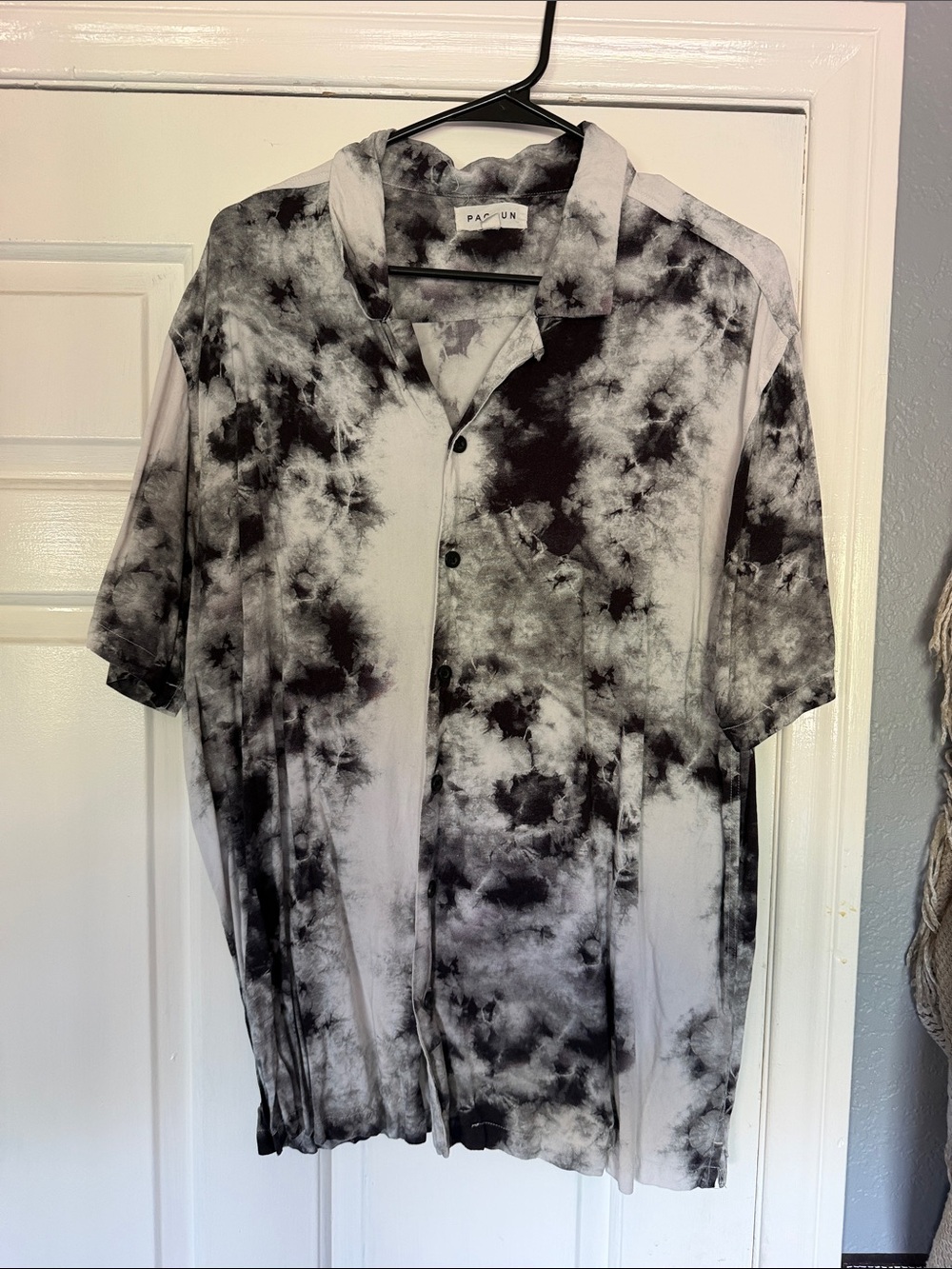 PacSun Black & White Tie-Dye Short Sleeve Button-Down Shirt